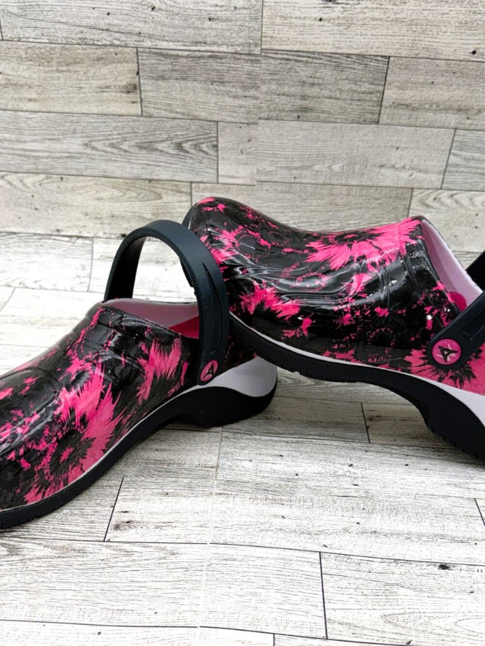 Women's Anywear Black & Pink Electric Blooms Floral Slingback Nursing Clogs Sz 9